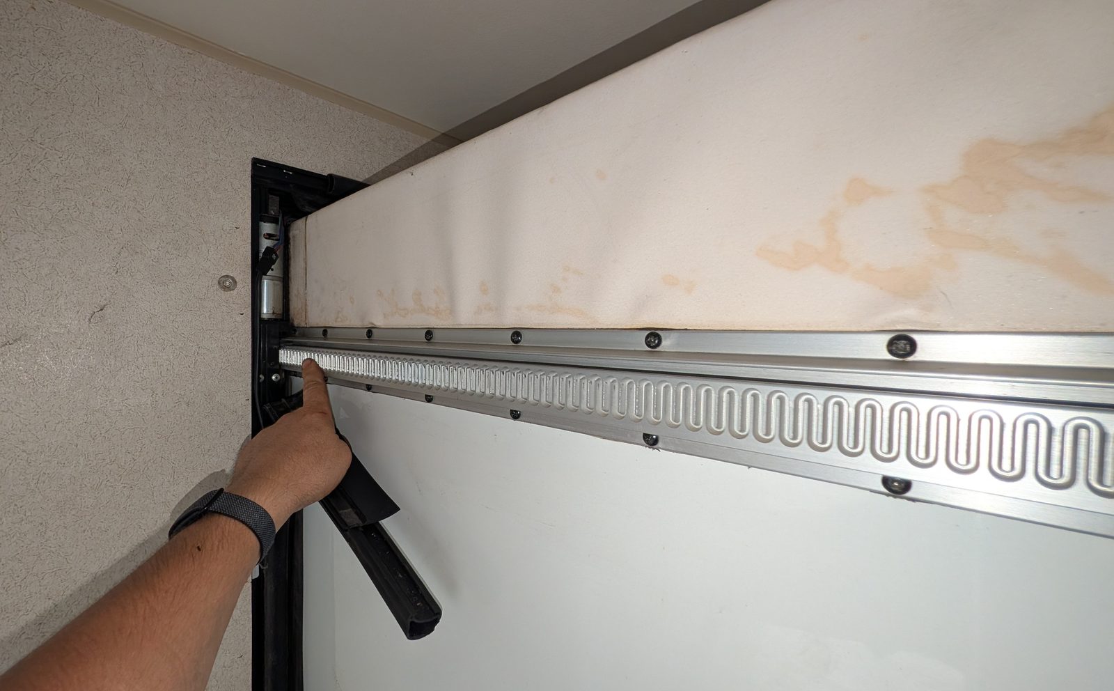RV slide-out rack and pinion mechanism
